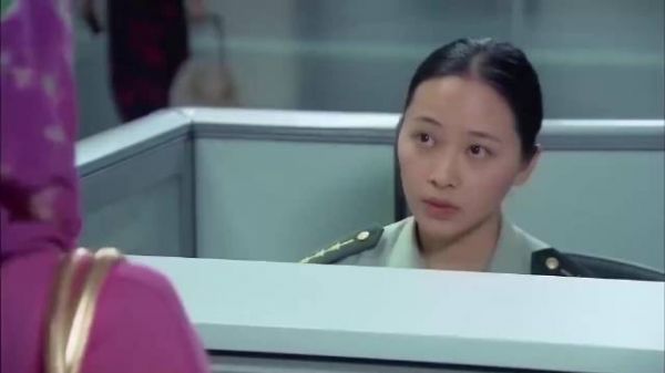 女华裔回国说自己不是中国人,机场安检员聪明回话,精彩