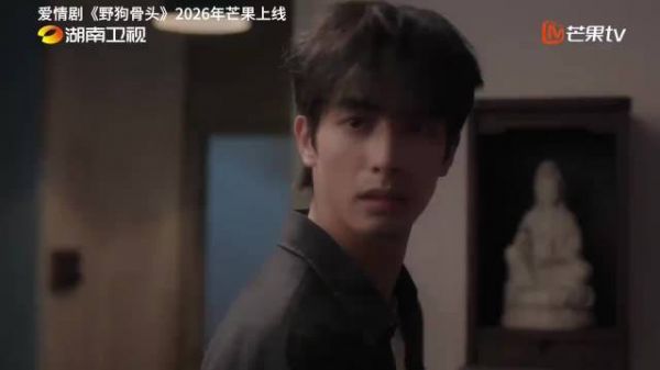 野狗骨头引共鸣,暴雨霓虹下破碎灵魂的救赎
