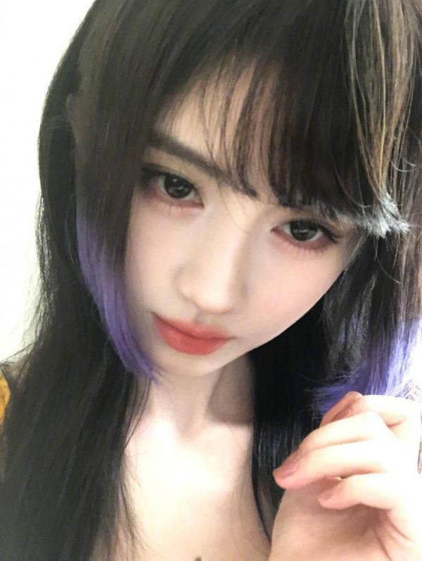 鞠婧祎的皮肤白皙，状态超好。