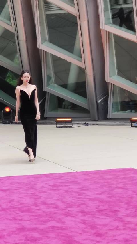 古力娜扎参加宝格丽盛典红毯现场视频，我一直在盯着那个项链