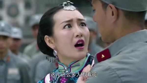 新兵见到团长的老婆后直接上前抱住不放，把团长看傻眼了