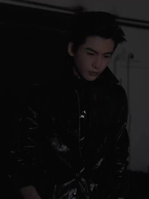 张凌赫再登五大女刊封面,两月连斩ELLE嘉人