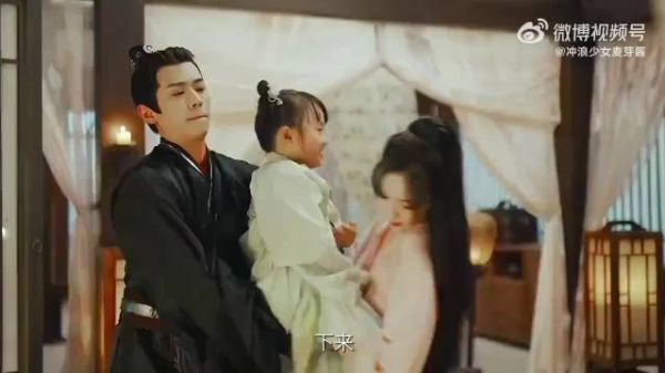 谁家将军表面不动声色，背地里为了讨媳妇欢心和小孩争糖葫芦啊！