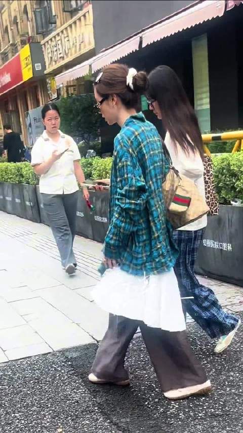 网友偶遇田曦薇素颜逛街，穿格子衣显休闲