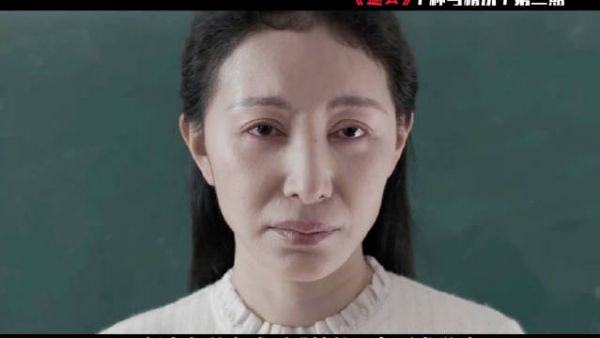 老师像往常一样来教室上课,结果却在书本里藏了把匕首!