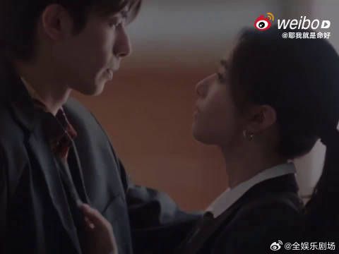 全网狂夸的复古质感，昏暗巷弄、旧台球厅，完美还原千禧年独有的港风韵味