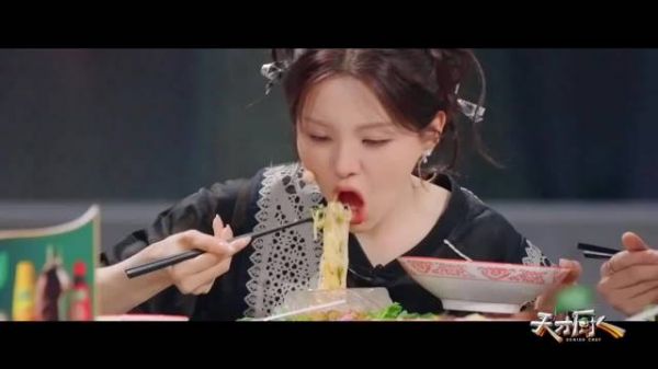 杨超越制作芋泥饼控糖自律
