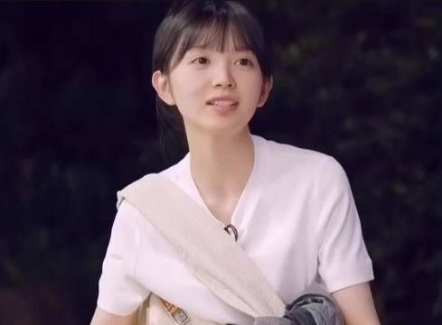 田曦薇素颜现身状态佳，亲和力十足少女感满溢
