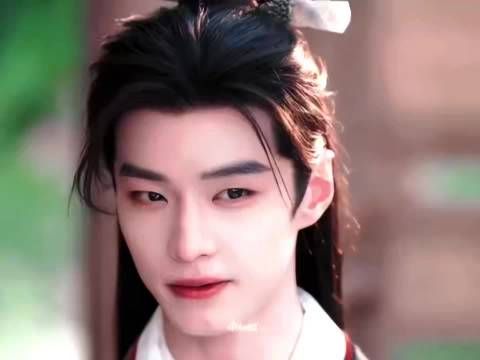 何与演绎柔弱腹黑太子，真实腹肌引关注