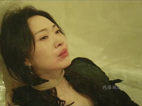 女人被俩狠人抓住威胁要钱搜 ，不料女人比他们还狠…..