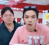 向佐带向佑直播带货狂揽1500万 社恐弟汗湿衣衫 真亲情还是消费剧本