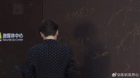 汪苏泷亮相走红毯，一个“大帅哥”的签名太绝，真的要被笑死！