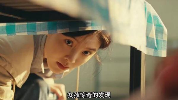 女孩惊奇地发现,女房东的手指甲长反了