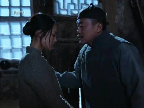 白鹿原最解气一幕!鹿子霖半夜私会田小娥,转头就被泼了一脸尿!