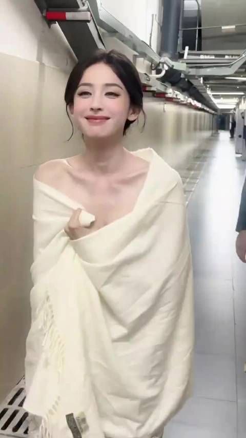 谁懂娜扎笑着wink迎面走来的美貌冲击力