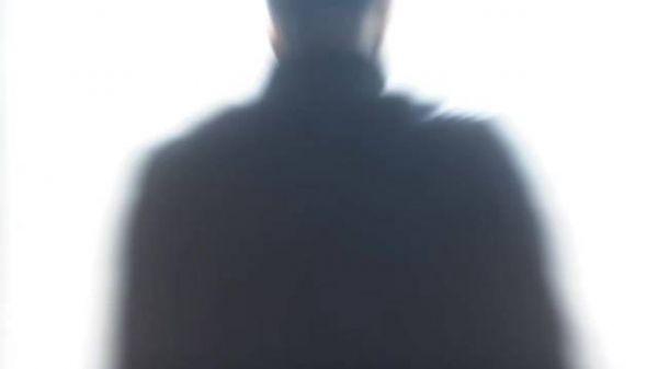 「每一份真相的背后 都是沉重 李成 负重前行很难 但一定有光明