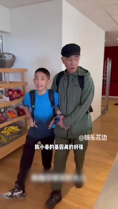 陈小春和应采儿为Jasper庆生，晒一家六口同框照，HOHO长得像外婆！