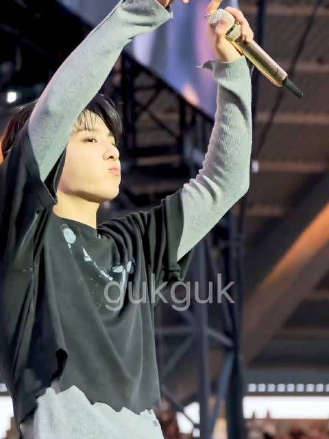 停止巡演 不要再扭了 /gukguk 260702 BTS世巡 布鲁塞尔演唱会Day2 ‪‬