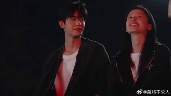 终于等到一部颜值和剧情双在线的现偶，男女主之间氛围感藏不住野狗骨头