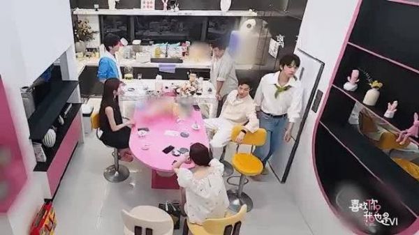 恋综嘉宾小朱春子雷童上演修罗场,醋意冷脸互挂
