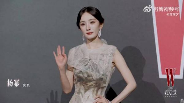 杨幂江南韵味旗袍震住全场，杨柳细腰显现逆天腰臀比