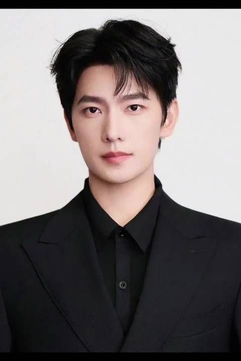 杨洋拍了新的公式照，这张脸绝了