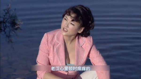 寡妇在河边洗衣服，却被老头给盯上，这下可麻烦了