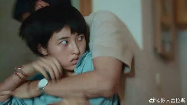 女孩父母双亡 逼表姐搬出自家的房子，表姐不服竟动手