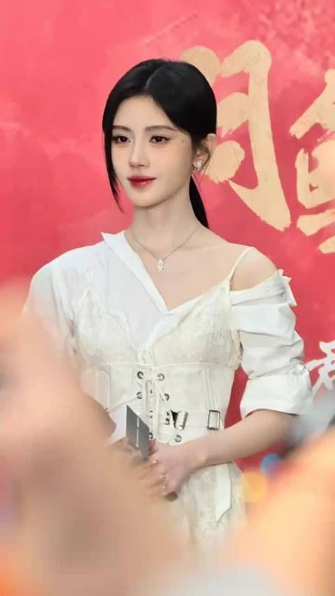 鞠婧祎妆发老师辟谣假发传闻，浓密秀发引网友羡慕
