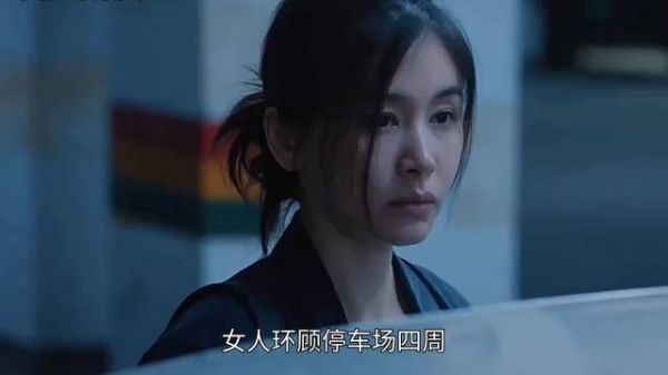 只因小警员拿出他自己的证件,老太太这才把刀放下