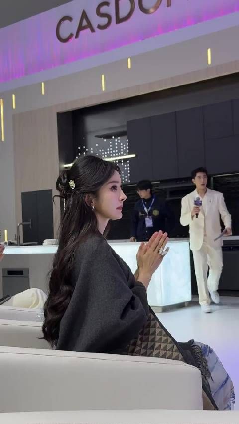杨幂刘恺威女儿小糯米12岁亭亭玉立,继承父母高颜值