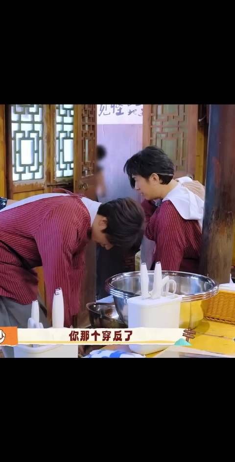 张真源反穿围裙削萝卜未察觉，节目组忍俊不禁