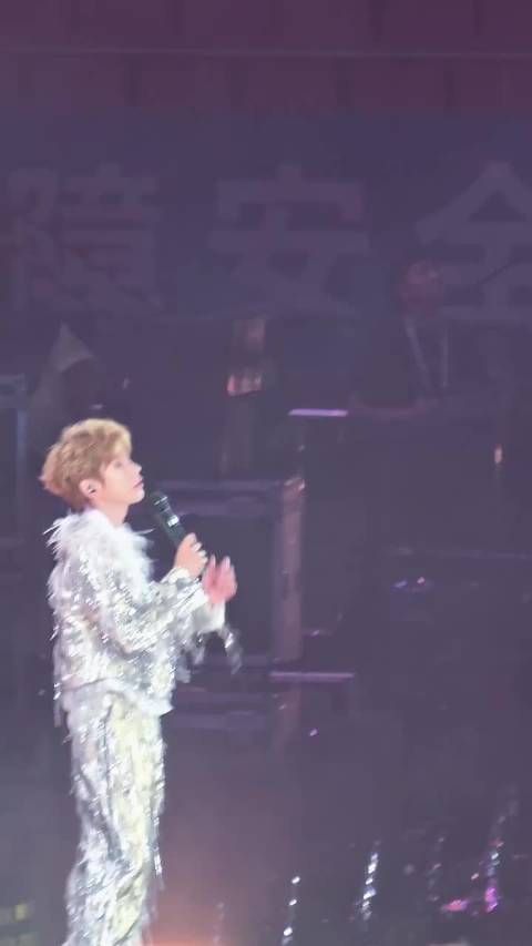 王源上海演唱会开场雨停，晴天娃娃名不虚传
