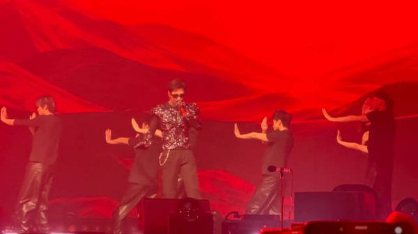 《特立独行》汇报演出,白敬亭带来《Keep Real》