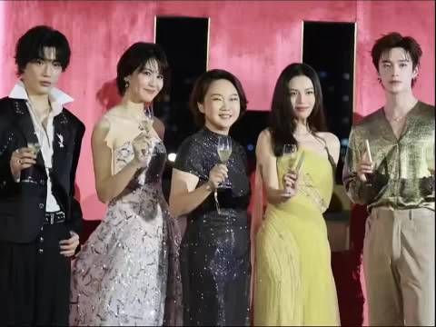 钟楚曦穿法式拖尾裙展优越骨相
