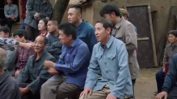 岁岁年年：牛旺带回电视机，全村人新奇的不得了，都搬个板凳来看