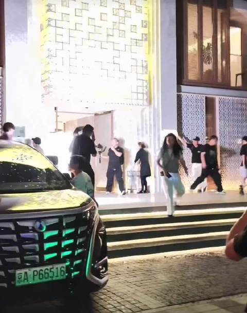 邓为冒雨维护粉丝安全，与林依晨周冬雨录制花儿与少年