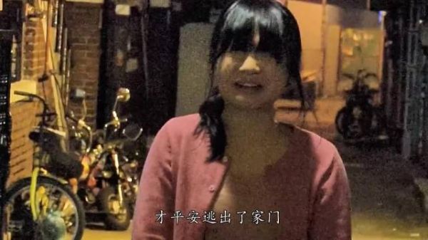 江边两孤独灵魂相拥痛哭,绝望中寻得慰藉