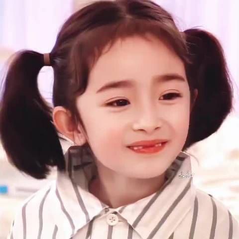 杨幂女儿小糯米遗传母亲大长腿基因