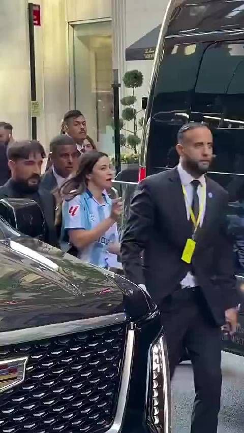 乔治娜这转身的背影太夸张了…大概明白为啥C罗这么爱她了