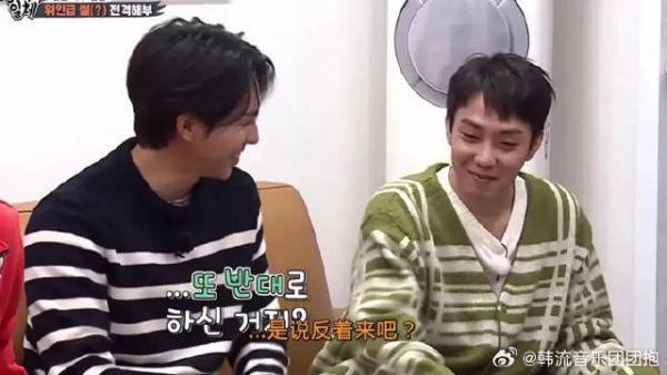 讲悄悄话的两人，哈哈哈哈哈