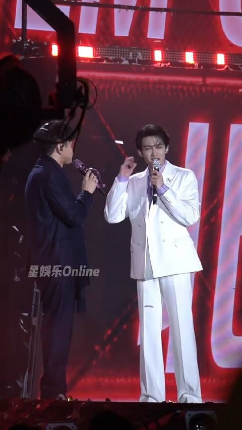 被 夸赞,笑得像没长大的小孩哈哈哈~ 北影节着迷电影时尚之夜