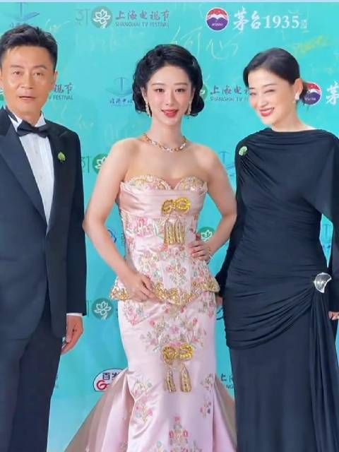 杨紫上海电视节穿粉调新中式鱼尾裙亮相