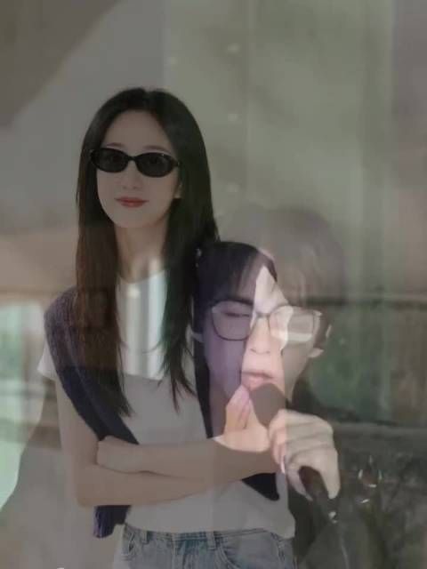 今天心情很好 跟老大同个框 是不是也算合照 我就认为是了