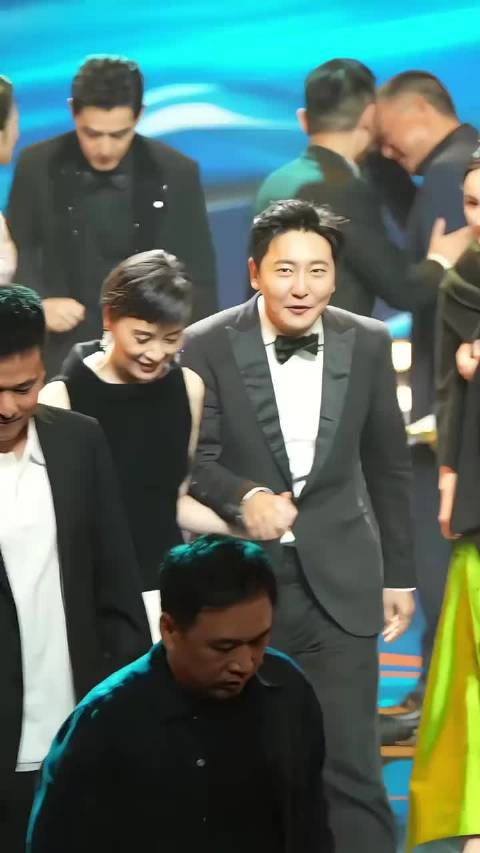 吴越和郭京飞手牵手离场都是不拘小节的优秀演员