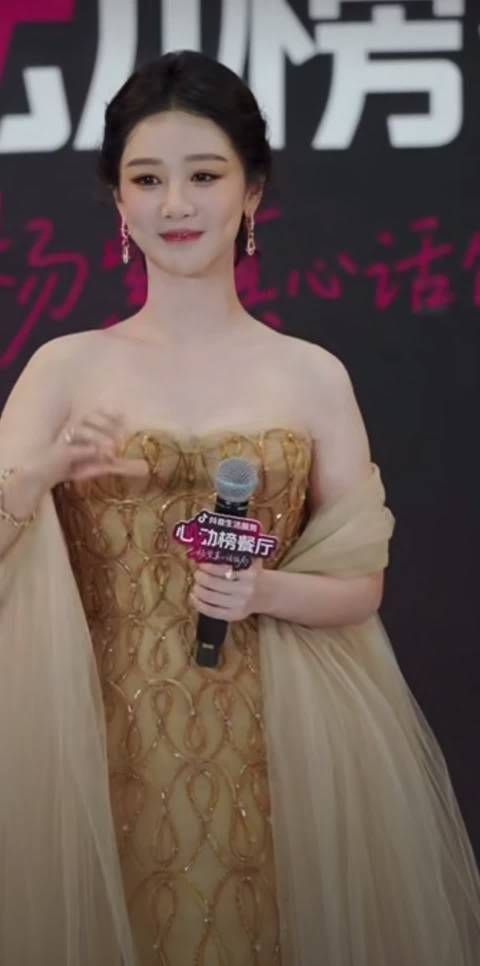 杨紫活动结束叮嘱粉丝注意安全，鞠躬致谢相约再见