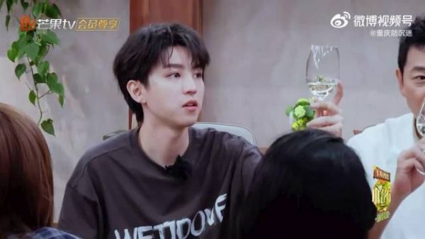 谁来懂一下王俊凯教倒酒这段，好苏啊
