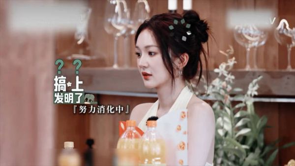 瞿颖畅谈靳梦佳专注聆听