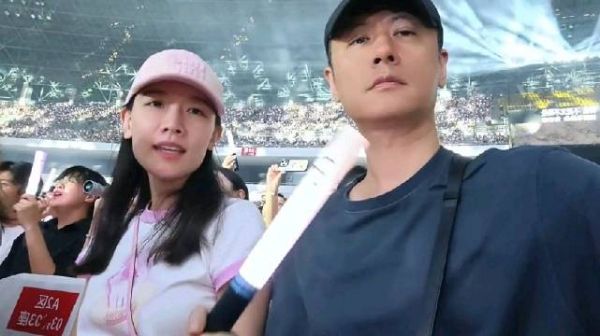 任重孙骁骁合体看薛之谦演唱会，任重沉浸式拍老婆，孙骁骁首次出镜有夫妻相