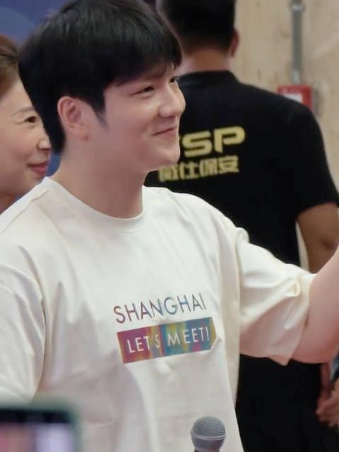 乖乖站着的东哥好可爱！ 乒乓球 樊振东 王zi豪